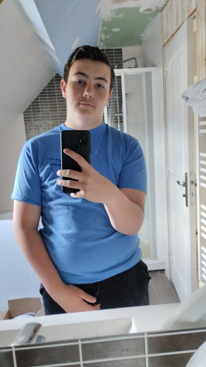 Profil de Paul-emmanuel, 23 ans, Gay bars à Melide (Tessin)