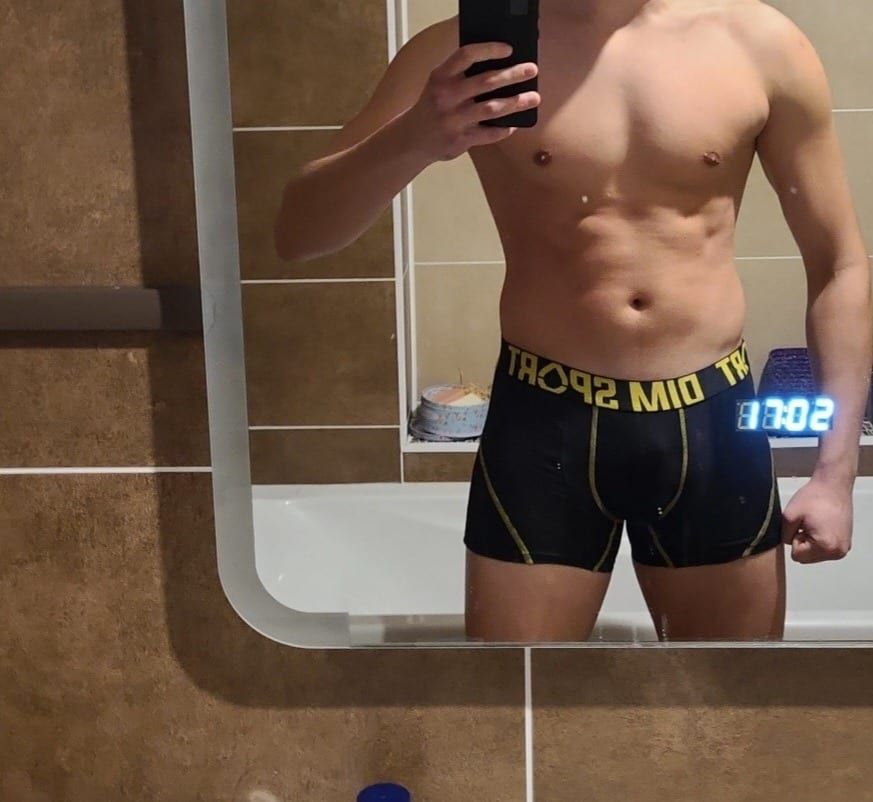 Profil de Awais, 23 ans, Gay bars à Veyrier (Genève)