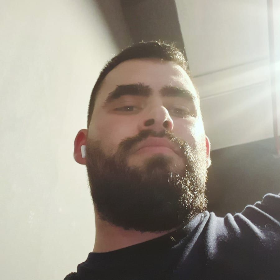 Profil de Nelo, 24 ans, Gay bars à Segnas (Grisons)