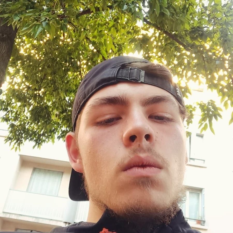 Profil de Sofyene, 24 ans, Gay bars à Summaprada (Grisons)